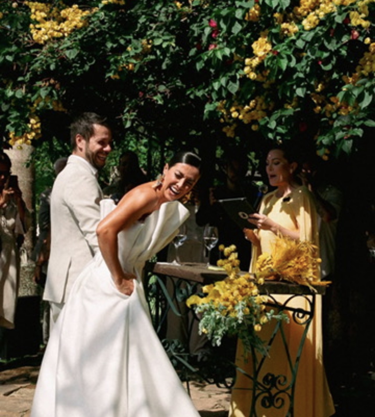 Celebrante Bárbara Barbosa conduzindo cerimônia de casamento em Florianópolis