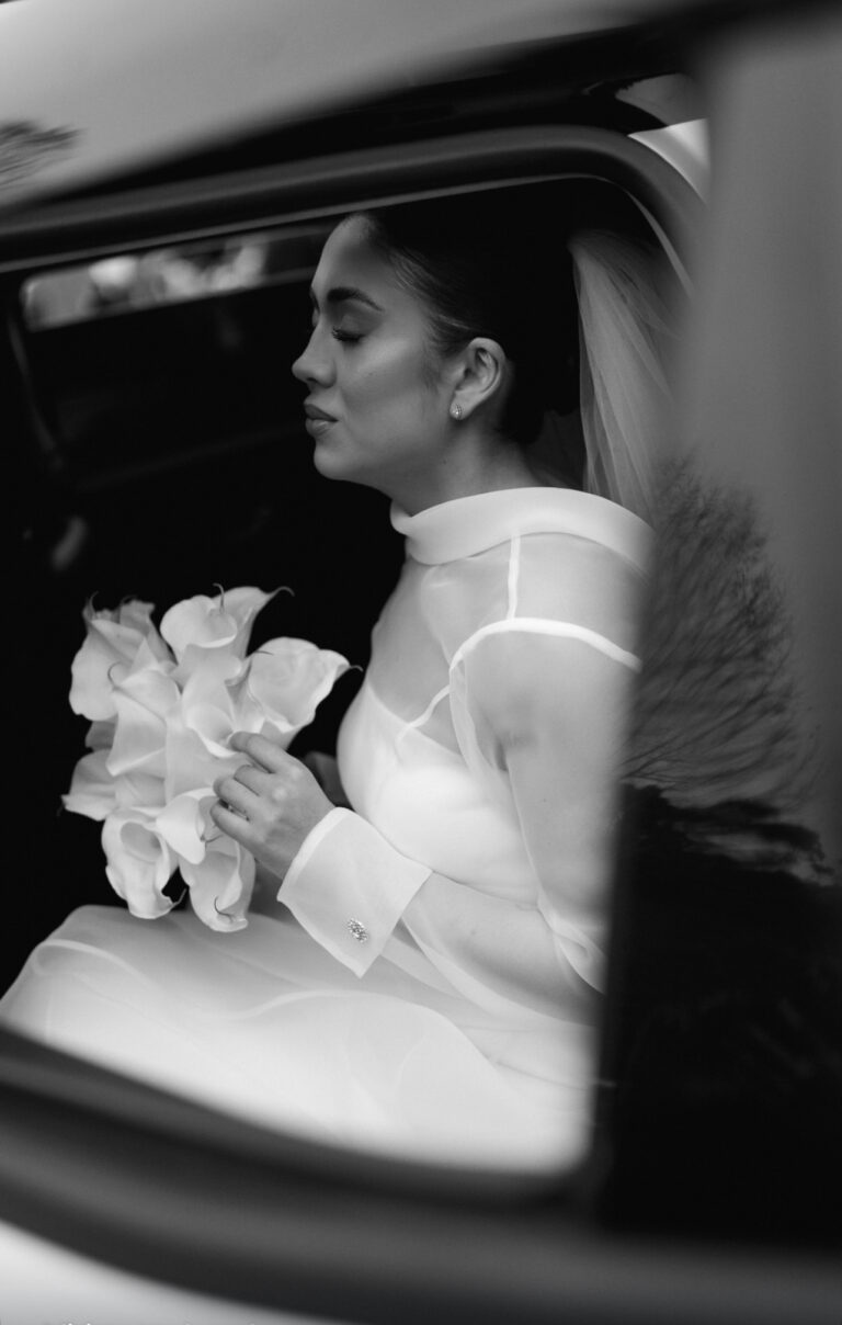 Beleza clássica e delicada no casamento da Leticia na serra