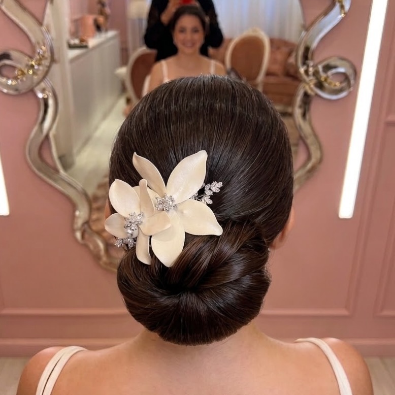 Noiva com coque baixo e arranjo de flor no cabelo