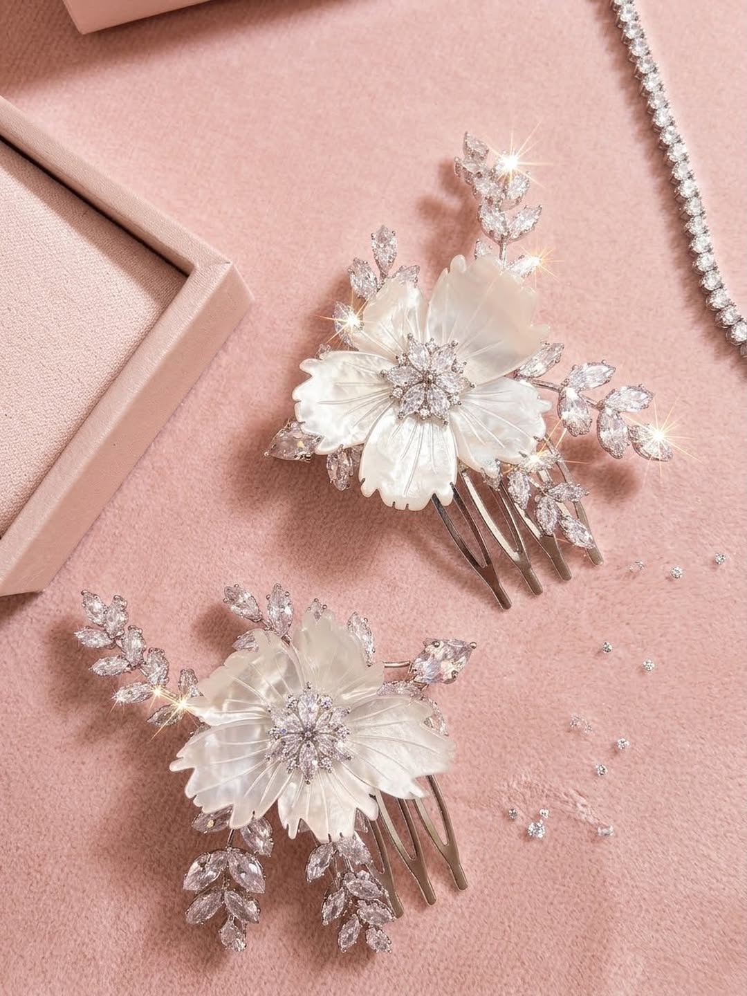Pentes de cabelo com flores e cristais feitos sob medida para noiva